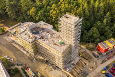 Stavba kostela v létě 2020