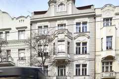 Průčelí domu do ulice korunuje velké okno ve střeše