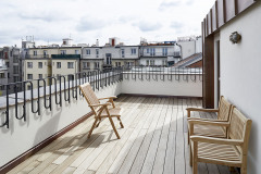 Podkrovní byt má novou terasu, orientovanou k severu