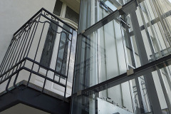 Konstrukce výtahu je samostatná, balkonů se jen dotýká