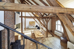 Velkorysý byt má atmosféru půdy, může v něm ale bydlet velká rodina