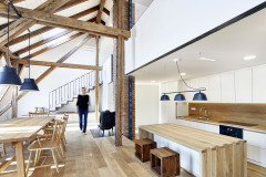 Kuchyně má v obytném prostoru vlastní niku pod galerií