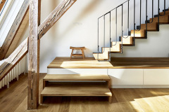 Nově navržené zábradlí jemně odkazuje na dobu, kdy byl dům vystavěn