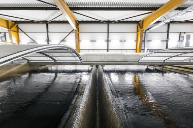 V hale jsou čtyři vany s filtry, každá o rozměrech 14,35 x 39,8 m