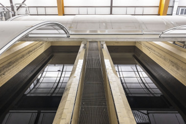 V hale jsou čtyři vany s filtry, každá o rozměrech 14,35 x 39,8 m