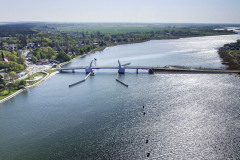 Řeka je v těchto místech široká, s nízkými břehy a s poměrně řídkou a nevysokou zástavbou. Most nemá na první pohled efektní konstrukci, přesto je elegantní, přesně sedí do zdejšího kraje.