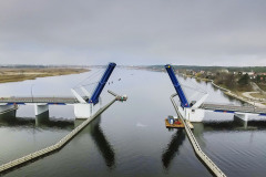 Plavební dráha pod otevíraným polem mostu má šířku 50 metrů. Po obou stranách je ohraničena systémem odbojnic o délce přes 400 metrů. Mostní křídla se spouštějí a zvedají pomocí hydraulických válců. Na jedné straně jsou zakotvené do hlavních nosníků ocelového křídla, na druhé straně do základu pilíře. Při zavírání mostu pracují písty jako tlačné, při zvedání mostních křídel jako tažné.