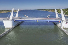 Nosnou konstrukci mostu tvoří sklápěná část a dojezdová pole. Dvoukřídlá ocelová konstrukce sklápěné části má pro každé křídlo dva tandemové ocelové nosníky, v příčném směru je doplňují dva skříňové příčníky.