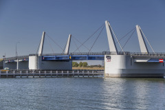 Dvoukřídlový sklápěcí most má pětipolovou konstrukci se středovou dvoukřídlovou ocelovou otvíravou částí, doplněnou na obou stranách dvěma poli z betonových rámů