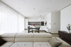 V otevřeném centrálním prostoru se nachází obývací pokoj, kuchyně a jídelna