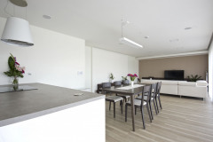 Jako záloha pro chladné dny slouží podlahové topení