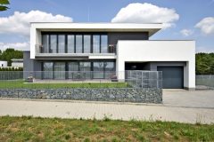 Prosklené lodžie se otevírají k jihozápadu, okna mají dřevohliníkové rámy