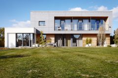 Vila ve Františkových Lázních: Investoři se projektu a později také samotné realizaci stavby společně s týmem Vize ateliéru z Brna intenzivně věnovali čtyři a půl roku, z velké části stavěli svépomocí