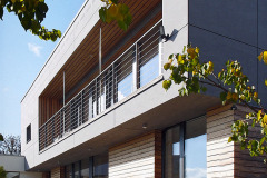 Přesahy střechy autoři projektu dimenzovali tak, aby stín v letních měsících byl 10–15 cm před fasádou