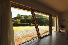 Okna mají dřevohliníkové rámy, vyrobena byla na zakázku tak, aby odpovídala modelům přirozeného osvětlení interiéru