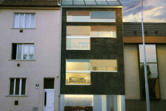 Plusový dům Chimney se dvěma byty vznikl v proluce o šířce 5,5 m. Pro stavbu i pro úpravu vnitřních i vnějších povrchů byly použity v maximální míře ekologické materiály. Energeticky je dům navržen tak, aby většinu roku byl schopen samostatného provozu bez nutnosti čerpat energii ze sítě.