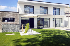 Pasivní dům v Praze je výsledkem spolupráce projekční kanceláře Vize ateliér a investora, který si stavbu subdodavatelsky organizoval. Realizace probíhala díky jeho šikovnosti deset měsíců. Spotřeba veškeré energie domu stojí méně než 17 000 korun za rok (zahrnuje i letní chlazení). Technické zařízení udržuje v interiéru celoročně teplotu mezi 20 a 25 °C.