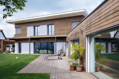 Nulová dřevostavba domu s krytým bazénem: Tento projekt se skládá ze dvou objektů s rozdílným vnitřním prostředím, rodinného domu a bazénu. Jsou odděleny tepelně izolační a vzduchotěsnou rovinou, ale sousedí spolu a jsou propojeny dveřmi. Pokud posuzujeme dům a bazén současně, pak se jedná o nulovou stavbu, pokud budeme posuzovat pouze rodinný dům a nebudeme počítat se zisky z obnovitelných zdrojů (tedy kdyby neměl fotovoltaické panely a tepelné čerpadlo), pak se jedná o dům pasivní s měrnou potřebou tepla na vytápění 15 kWh/m2rok.