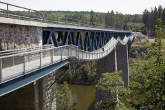 Tvar lávky sleduje dolní pasy příhradových nosníků všech tří hlavních polí