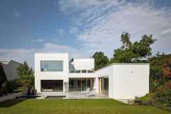 Dům se otevírá k terase a bazénu do zahrady; provozně i objemově je rozdělen do čtyř bloků