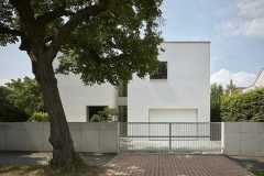 „Výraz stavby podporuje tradiční materiálové řešení a elementární členění fasád,“ říká architekt Štefan Šulek z ateliéru SOA