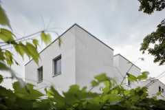 Dělení domu do bloků napomohlo tomu, že nevznikla příliš masivní hmota. Objemový koncept naopak působí příjemně