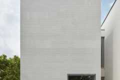 Dělení domu do bloků napomohlo tomu, že nevznikla příliš masivní hmota. Objemový koncept naopak působí příjemně