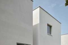 Dělení domu do bloků napomohlo tomu, že nevznikla příliš masivní hmota. Objemový koncept naopak působí příjemně