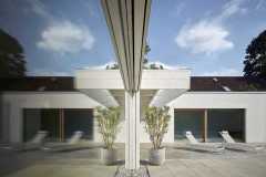 U vily byla použita velkorysá okna s trojskly v dřevěných rámech