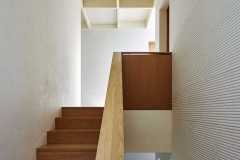 Podlahy a stropy jsou z monolitického železobetonu, obvodové a vnitřní stěny z vápenopískových cihel