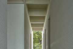 Podlahy a stropy jsou z monolitického železobetonu, obvodové a vnitřní stěny z vápenopískových cihel