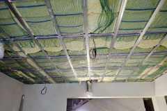 Kapilární chladicí rošty v obývacím pokoji