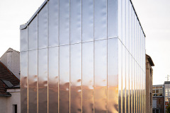 Přístavba má tvar věže s minimálním půdorysem, svou siluetou přispívá k dotvoření charakteru místa