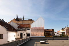 Dvorek vymezují zdi sousedních objektů, vše je tu natěsno. Přesto novostavba okolní domy nestíní