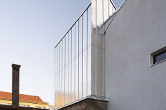 Tvar stavby autoři odvodili z prostředí zadních dvorků