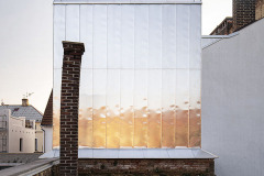 Provětrávanou falcovanou fasádu autoři použili i na střeše objektu