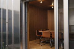 Interiér ze dřeva vytváří určitý kontrast k plechové fasádě