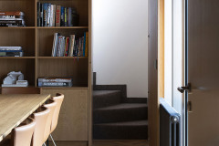 Mezi přízemím s jednací místností a patrem je skryté provozní schodiště