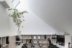 V podkroví je přes celou šířku místnosti ateliérové severní okno