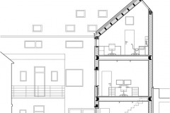 Řez – přístavba byla navržena jako dvoupodlažní objekt s podkrovím a asymetrickou sedlovou střechou. V každém patře má jen jednu místnost, její půdorys je totiž 6,25 x 4,9 metru. Provozně je propojena s přilehlým domem