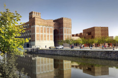 Pohled na novou městskou čtvrť od řeky