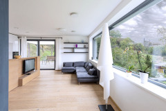 U tohoto domu byla použita okna s hliníkovými rámy. Izolační dvojskla vykazují součinitel prostupu tepla Ug v rozmezí 1,1 W.m-2.K-1, součinitel prostupu tepla celého okna Uw od 1,4 do 1,7 W (m2. K-1)