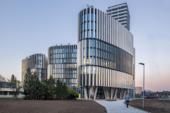 Pohled k hlavnímu vstupu – velkorysý krytý předprostor vznikl díky vyzdvižení pomocí svazků šikmých sloupů