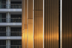 Předsazené stínicí lamely – tvar „ploutve“ určili designéři až po několika experimentech. Vyrobeny byly ze speciální slitiny hliníku.