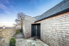 Fasády a střechy mají provětrávanou konstrukci s vnějším obkladem štípaným modřínovým šindelem