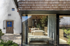 Zapojením vnitřních prostor původního mlýna do celkového obytného a uživatelského prostoru umožňuje měnit pocit z bydlení