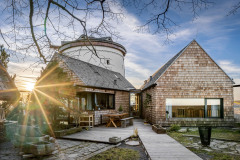 Mezi výběžky přístavby se nacházejí soukromé prostory, které se otevírají do zahrady