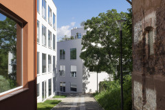 Cesta od náměstí dolů k nádraží není rovná, Corso pod lipami se zalamuje – terakotovou omítku má dům Otakar, za ním stojí Sylvie, která má rozlehlý parter s coworkingovým centrem. Naproti nim přes cestu je dům Rudolf se střešní terasou.