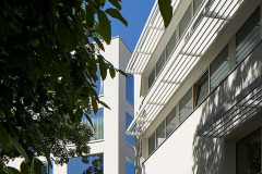 Domy byly vybudovány v poměrně prudkém svahu, kde se nachází i staré koryto řeky