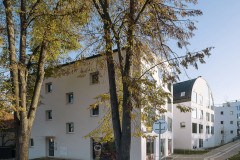 Pohled na Corso od ulice Pod lipami, tedy z dolní části města nedaleko nádraží